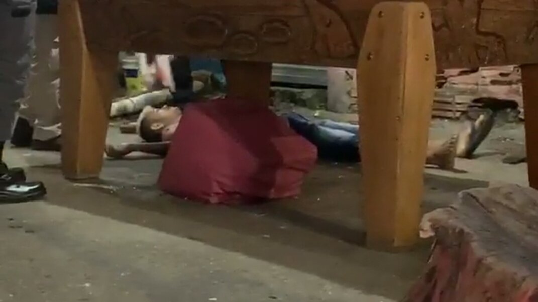 iFatosnorte's tweet image. Um homem identificado como Tarleson de 25 anos, acaba de ser executado com aproximadamente 4 tiros, no #Japiim, beco Salgueiro.