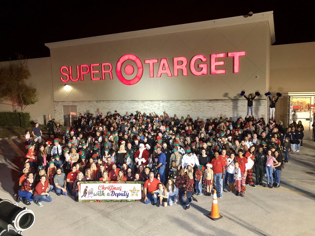 StellaRomanov's tweet photo. Amazing night at Palm Coasts Hero’s for Helpers! Big thanks to the T2364 team for making the holidays bright for the 130 kids here tonight! Even Santa and Bullseye stopped by to make it extra special! @keith_mazzoni @davemartin39 @DerrekSTL0959 https://t.co/x7zJqe7Tal
