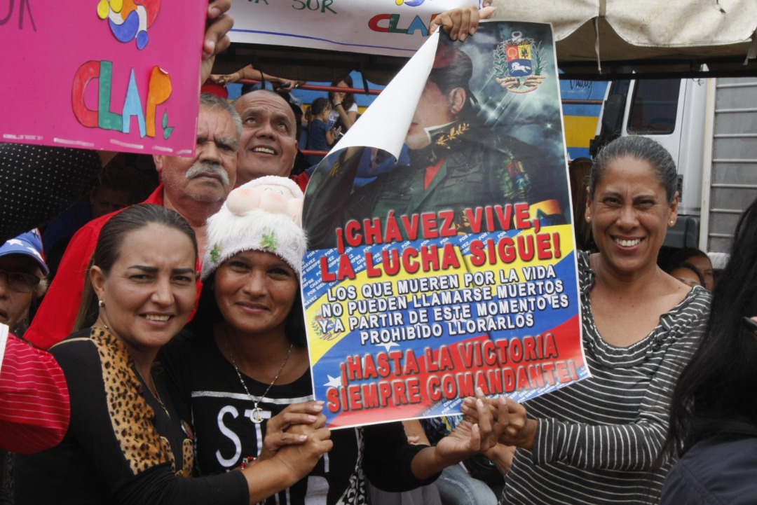 FreddyBernal's tweet photo. Para lograr abastecer a más de 6 millones de personas que se benefician a través de los @ClapOficial, compramos la producción nacional para distribuir en el Plan #NavidadesFelices. Otra cantidad se ha importado, la cual retuvieron en Panamá, no querían que llegara el pernil. 3/6 https://t.co/BH1NGdYrul