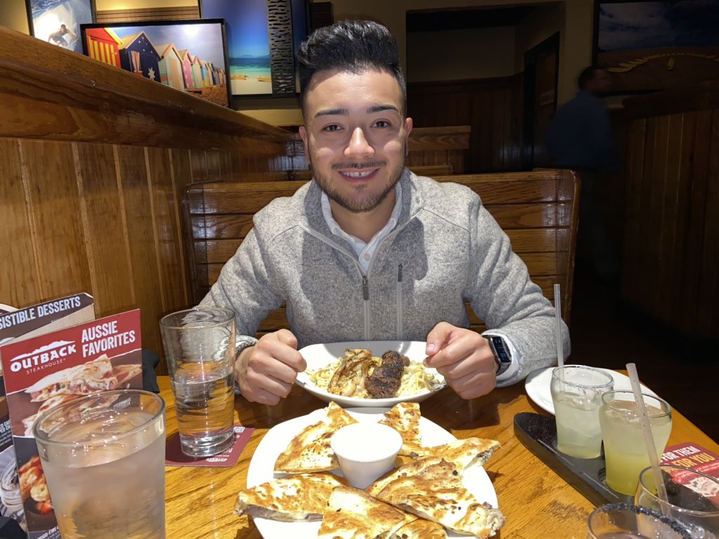HelenCGonzalez's tweet photo. Okayyy this plate at outback is fire 🔥 s/o to @VLEXXXGALINDO!! Celebrating our five year anniversary ❤️ https://t.co/nG8E9jjs7R