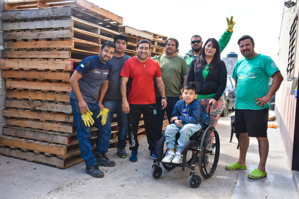 Se hizo posible la entrega de 100 palets al vecino de #Trelew Vicente Sales para que pueda crear un acceso a la costa de #PlayaUnion para personas con capacidades diferentes #InclusionSocial 💪<a href="/CamionerosChub/">Camioneros Chubut</a> <a href="/CetTrelew/">CET.Trelew</a> <a href="/JJorgeotaboada/">Jorge Taboada</a> <a href="/luiscolliodf/">Luis Collio</a> <a href="/aguirre22luis/">Luis aguirre</a> <a href="/SalinasLuis3/">Salinas Luis</a>
