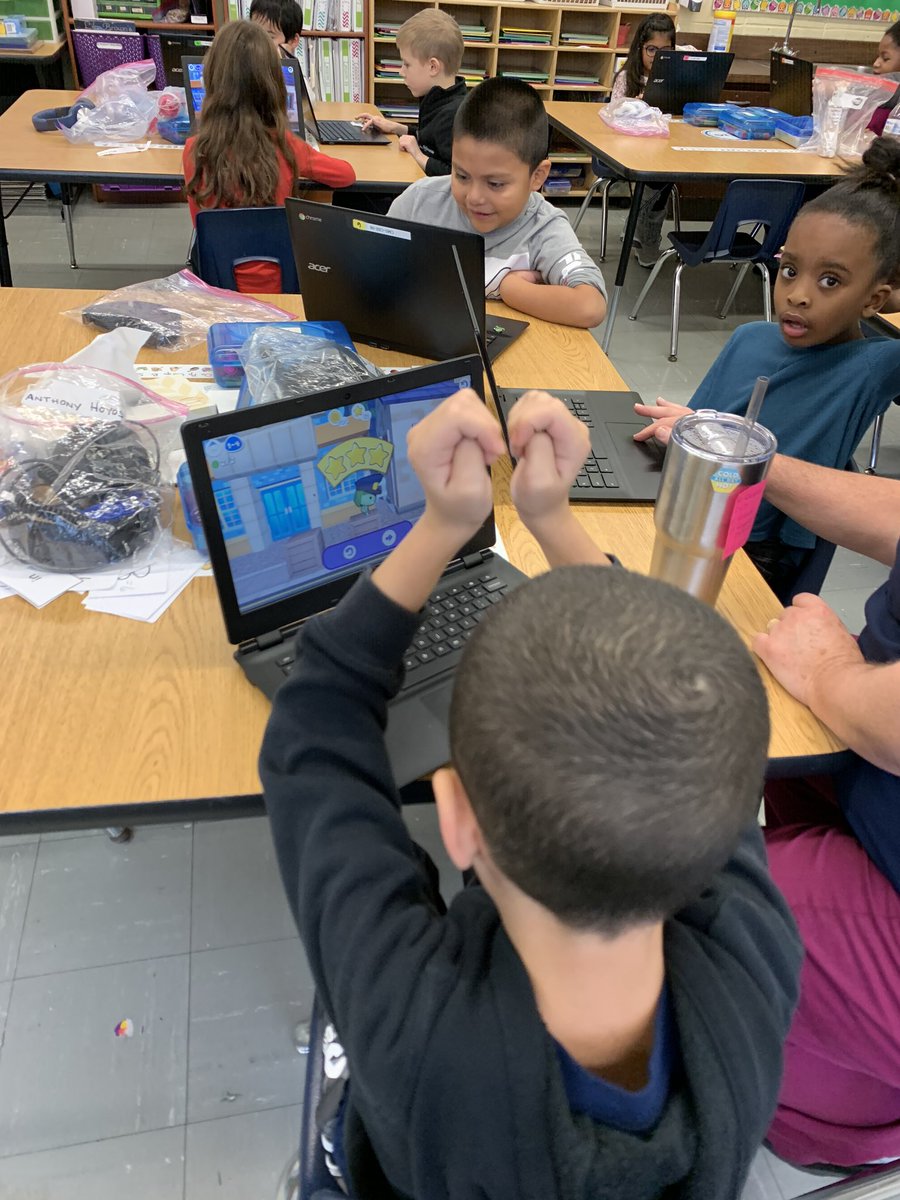 BrittHenrick's tweet photo. Thank you to our high school buddies who help us with coding today! #MOTSDhourofcode2019 @CMS4Learning @KellyBiagiotti https://t.co/za1EzxVj6D