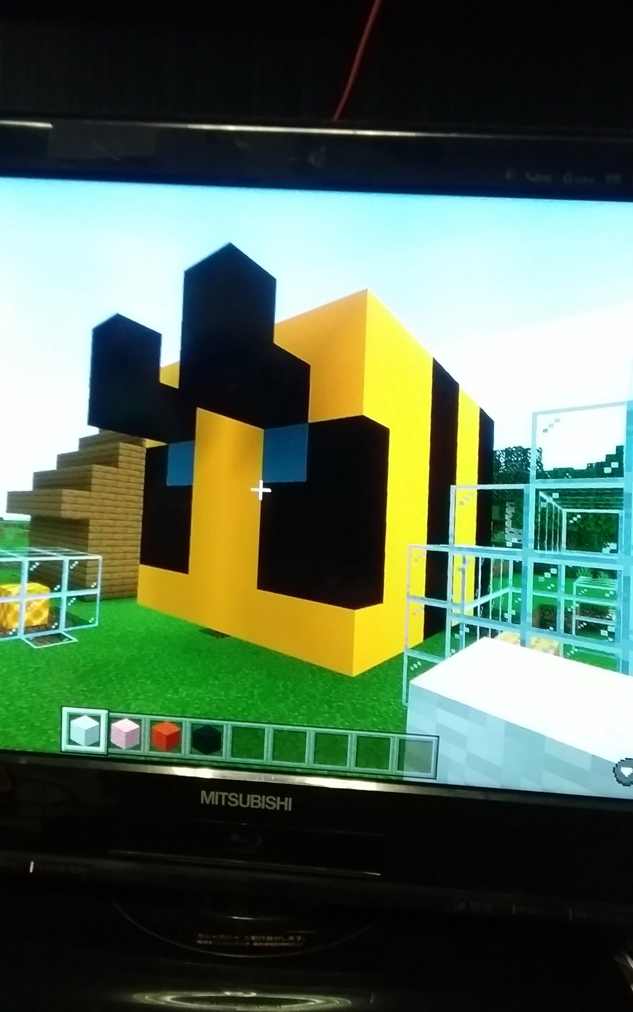 鼻かみたいのにティッシュがない Pa Twitter マイクラにだだハマりの小２息子は 1 15アップデートを受けてハチハウスを作りました 中にはベッドやチェスト かまどがある 隣のガラス張りは養蜂場 よくできとる マインクラフト アップデート T Co