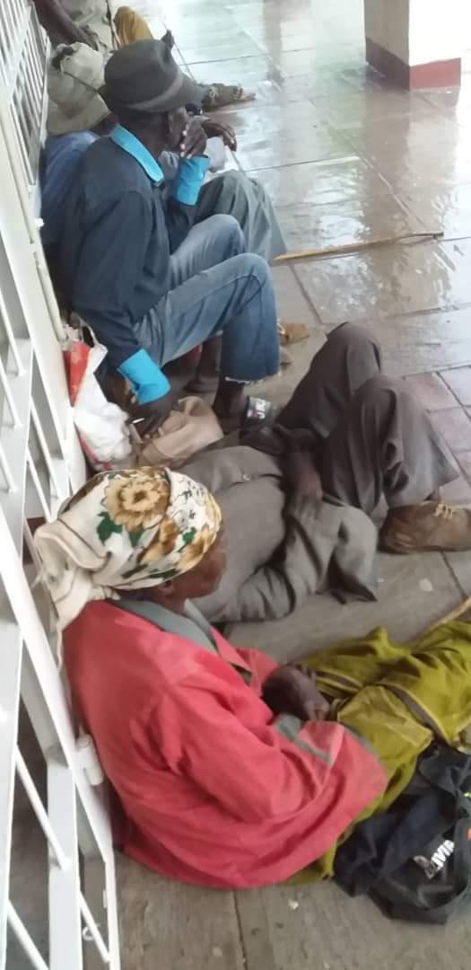 TsunguAlice's tweet photo. Mari yavo yopengesa Prisca Mupfumira ☹️.
These pensioners who are old and frail queing at NSSA offices in Chiredzi for their money.Nhai @edmnangagwa how do you sleep at night?Is this how your government yakanaka kudarika yekudenga treat the elderly?? https://t.co/ZtyyCUGFum