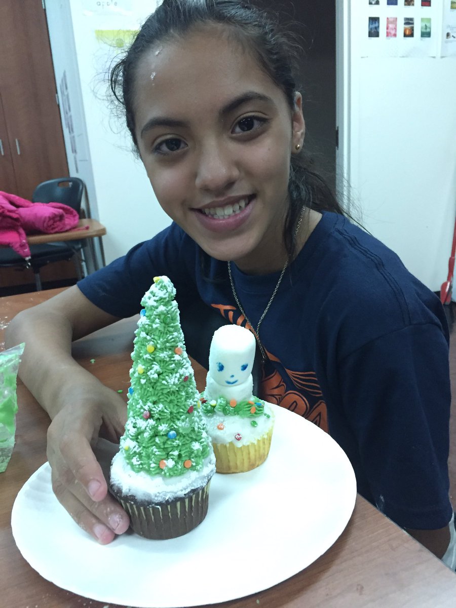 ALittle2664's tweet photo. So proud of my cake decorating students!! https://t.co/WS83B6qK4P