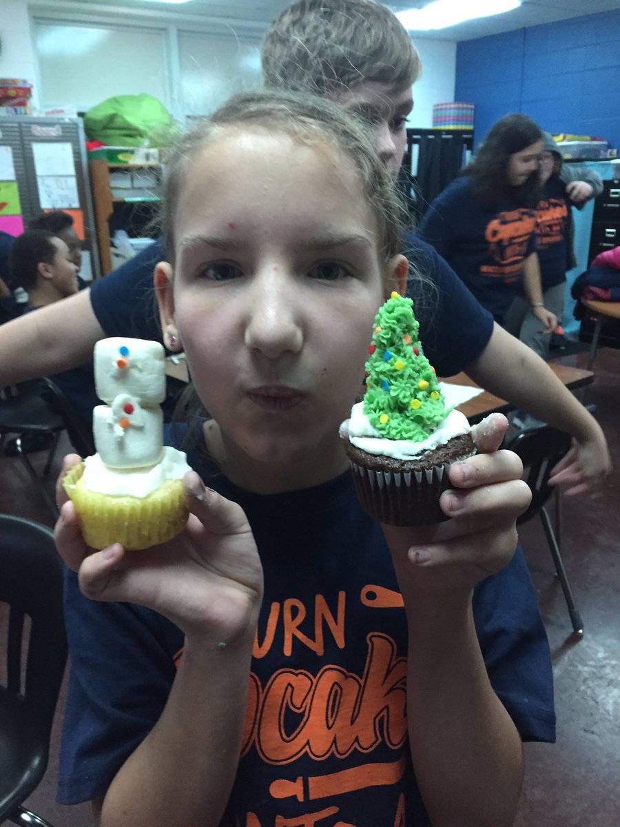 ALittle2664's tweet photo. So proud of my cake decorating students!! https://t.co/WS83B6qK4P