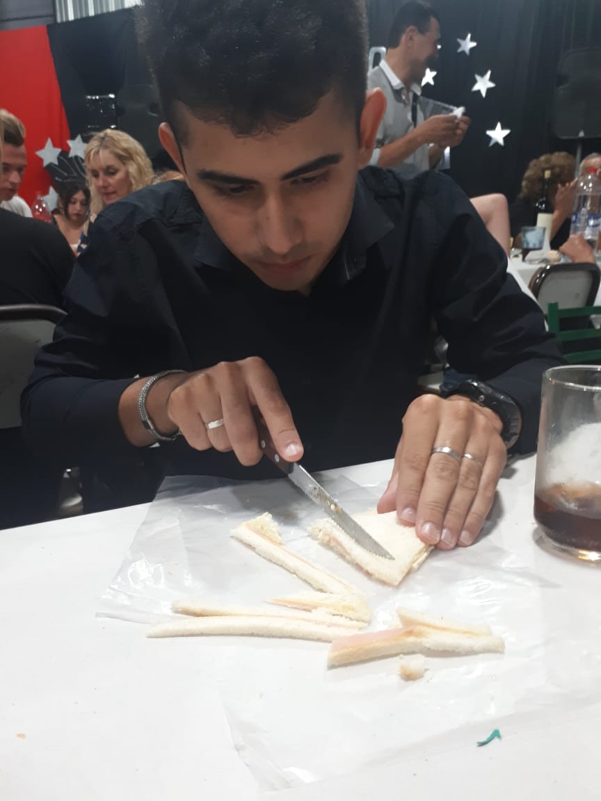 "Los bordes de los sándwiches son re feos" 

Pato, 19 años, se compró un caniche y lo reta asi: "a mamá no se le ladra"