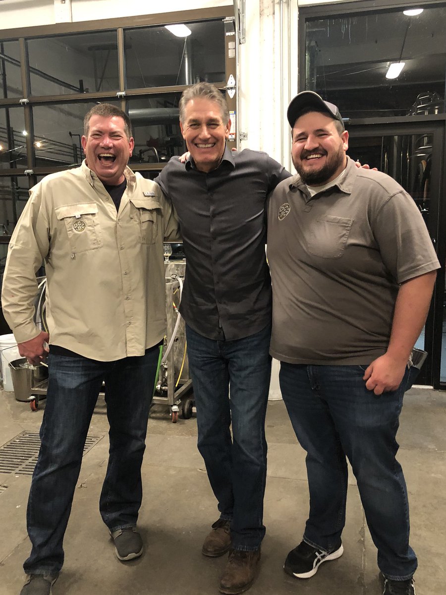 DubiousBrewery's tweet photo. #FridayNightFlights with @BradKCTV5 🍻 https://t.co/83dkjUqxFV