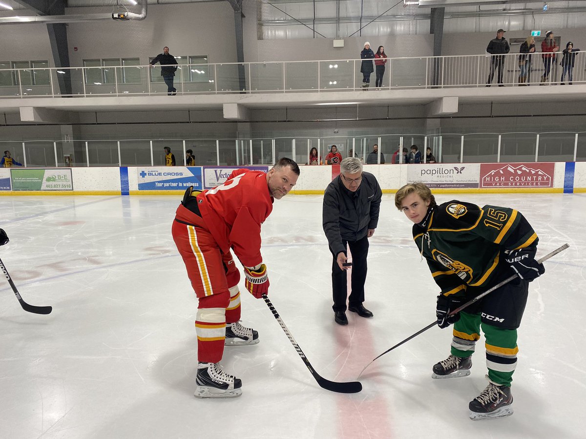ThriftNathan's tweet image. What a great day today. Got to listen to @bigern16 speak are our school and then got to share a line with him for our student teacher game. #awesomespeaker #mentalhealthawareness #makingmemories