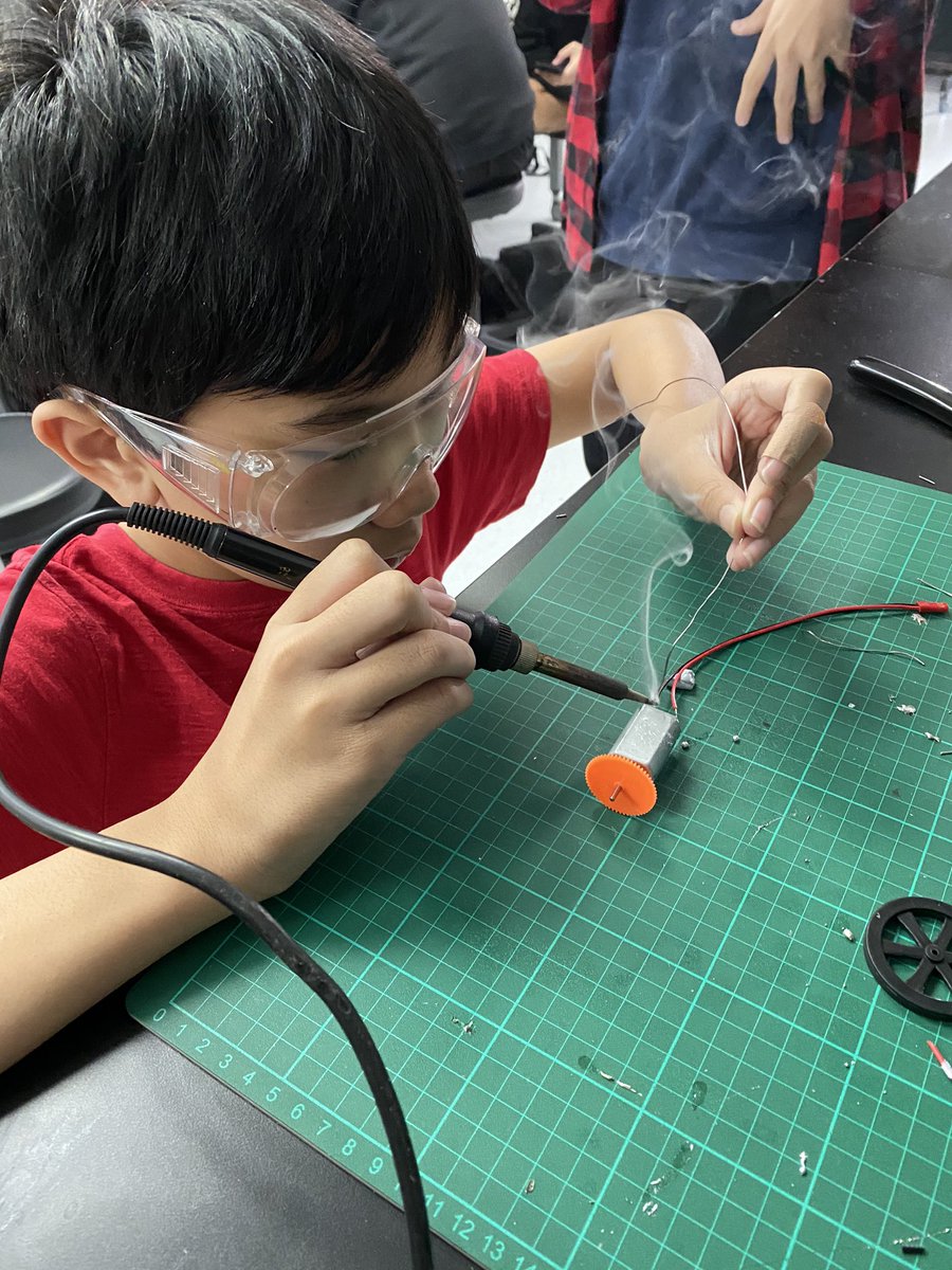 paigeivany's tweet photo. Middle school car designs are almost complete! In the testing and improving stages! Race day is fast approaching! #designcycle #steam #Tismacao #design #ctf #solarpowercars #renewableenergy https://t.co/QPkXmIdaVm