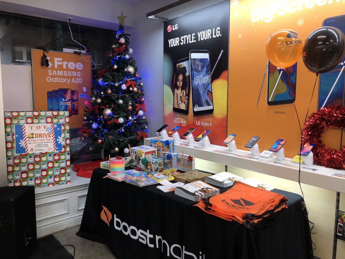 Team_TuVoz's tweet photo. Our Kids from Bergenline, NJ very excited to receive their gifts 🎁 from Santa!! 🎅 🎉🎉 #NEhustle #BoostNation #TuVozStrong #SantaEvent @JayMiglionico
 @shawnatspg @anewton_SPG @mattmspg ⁦@hyperlinkusa⁩ ⁦@luishyperlink⁩ ⁦@joseq_tuvoz⁩ https://t.co/BkwTRaHCvS