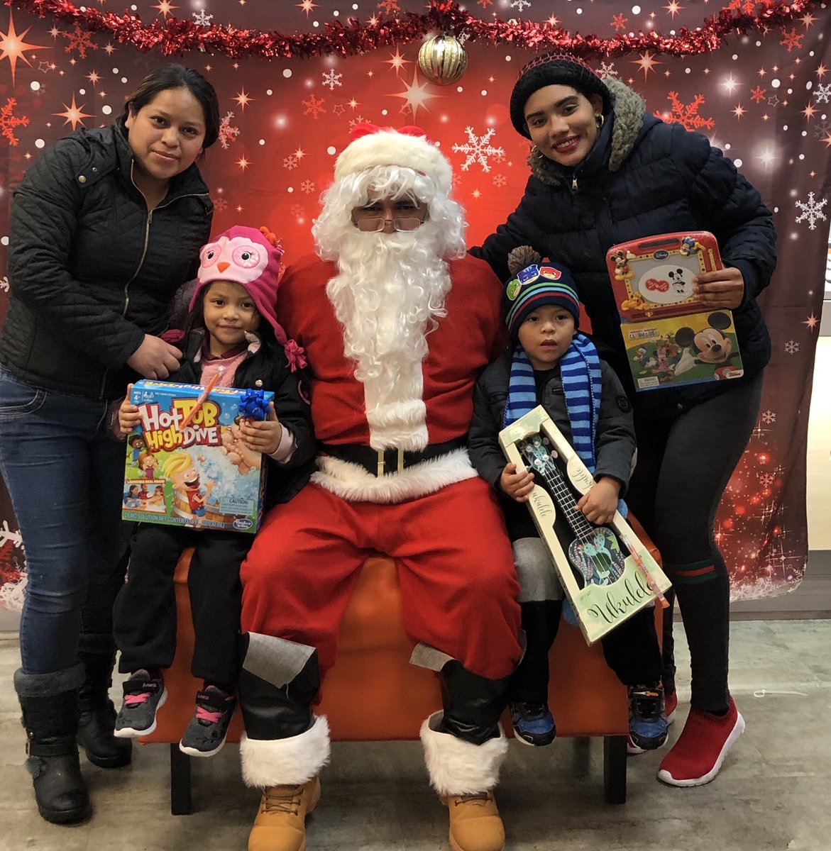 Team_TuVoz's tweet photo. Our Kids from Bergenline, NJ very excited to receive their gifts 🎁 from Santa!! 🎅 🎉🎉 #NEhustle #BoostNation #TuVozStrong #SantaEvent @JayMiglionico
 @shawnatspg @anewton_SPG @mattmspg ⁦@hyperlinkusa⁩ ⁦@luishyperlink⁩ ⁦@joseq_tuvoz⁩ https://t.co/BkwTRaHCvS