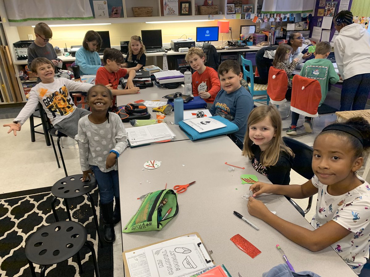 TheGossettKids's tweet photo. It’s the holiday season! Making memories with our kindergarten buddies! #bluffparkpanthers #subitusparco #family @BluffParkElem https://t.co/7YGKYrEP7h