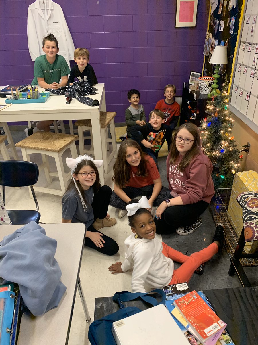 TheGossettKids's tweet photo. It’s the holiday season! Making memories with our kindergarten buddies! #bluffparkpanthers #subitusparco #family @BluffParkElem https://t.co/7YGKYrEP7h
