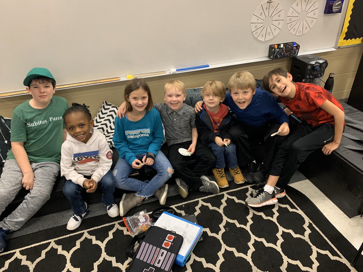 TheGossettKids's tweet photo. It’s the holiday season! Making memories with our kindergarten buddies! #bluffparkpanthers #subitusparco #family @BluffParkElem https://t.co/7YGKYrEP7h