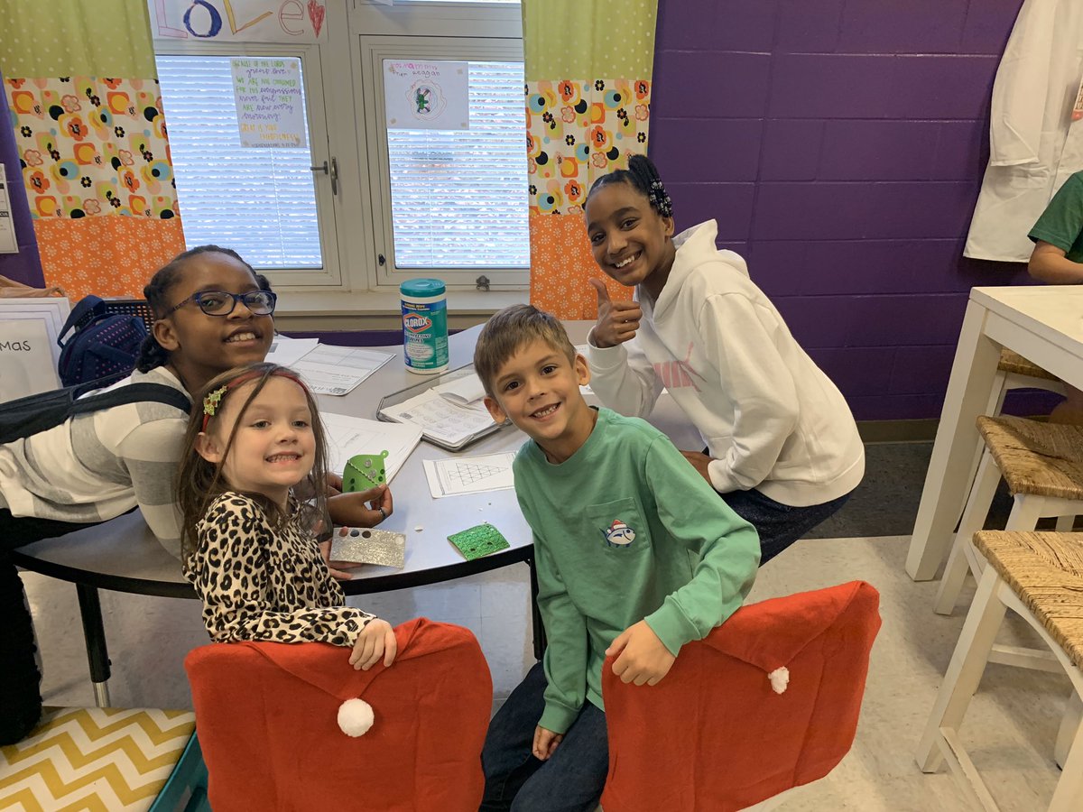 TheGossettKids's tweet photo. It’s the holiday season! Making memories with our kindergarten buddies! #bluffparkpanthers #subitusparco #family @BluffParkElem https://t.co/7YGKYrEP7h