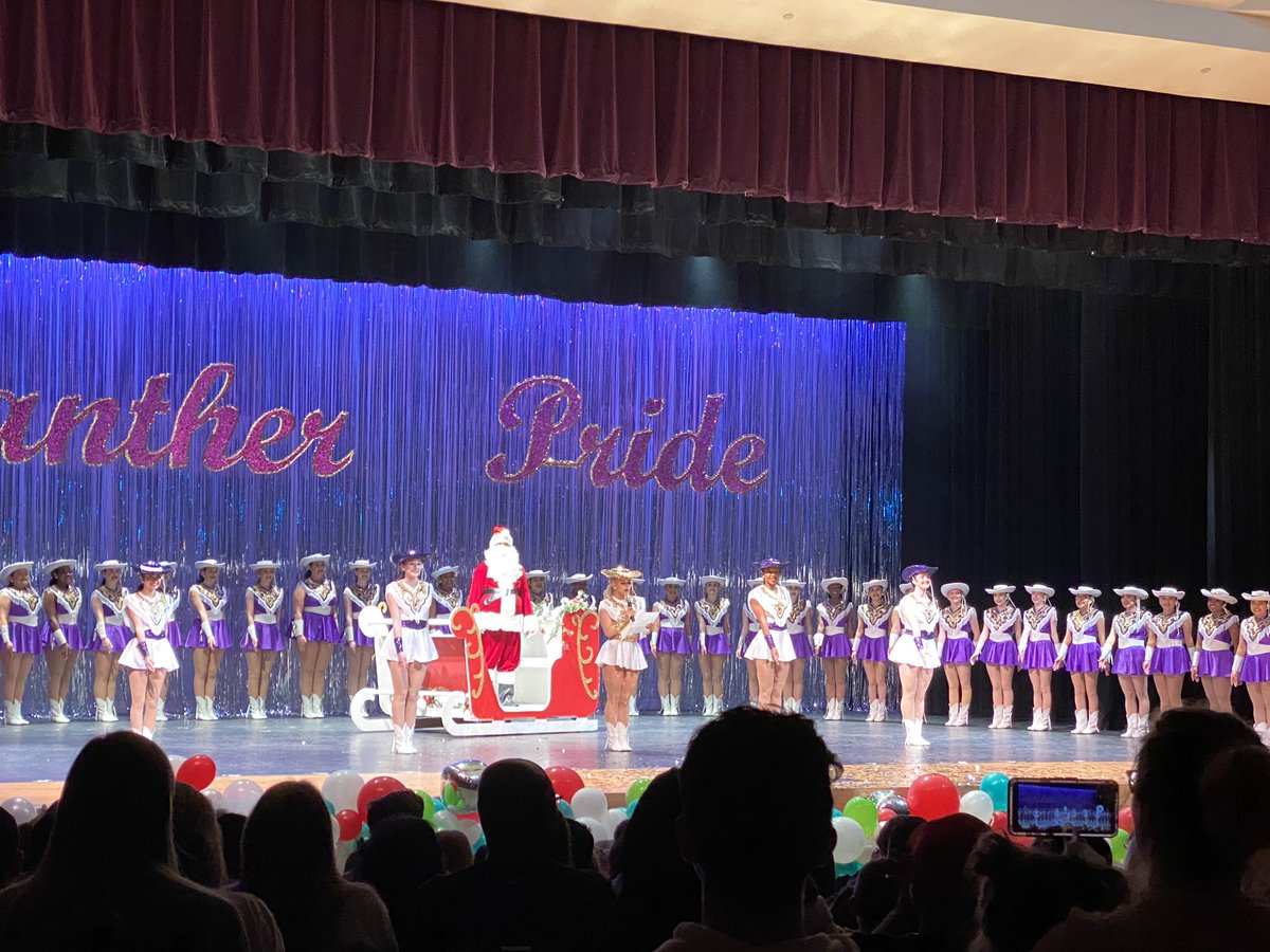 A_Mijares01's tweet photo. Great Christmas Spectacular !!! #LufkinU !!!! Panther Pride !!! https://t.co/48uvAsGMJJ
