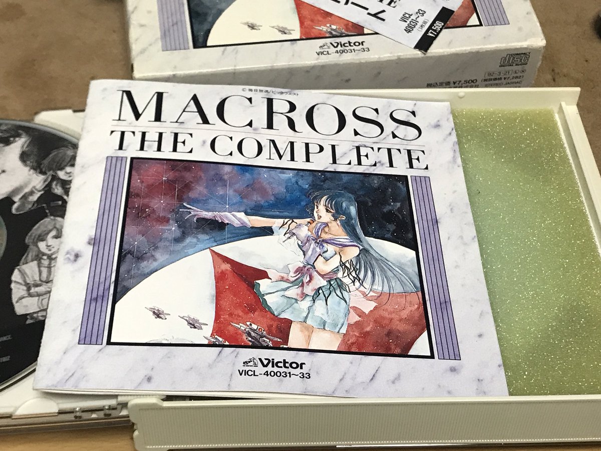 「MACROSS THE COMPLETE」にスポンジ入ってた…!
が、スポンジとディスクの間にブックレットが挟まっていたことと、スポンジがまだボロボロではなかったから?か、セーフ。
裏のディスク2も問題無し。
スポンジはこれを機会に捨てます。 