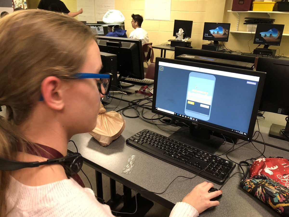 MzOutland's tweet image. Coding games using Scratch. #fcpshourofcode2019 #HourofCode2019 #hourofcode2019 #GirlsWhoCode #girlscancodetoo