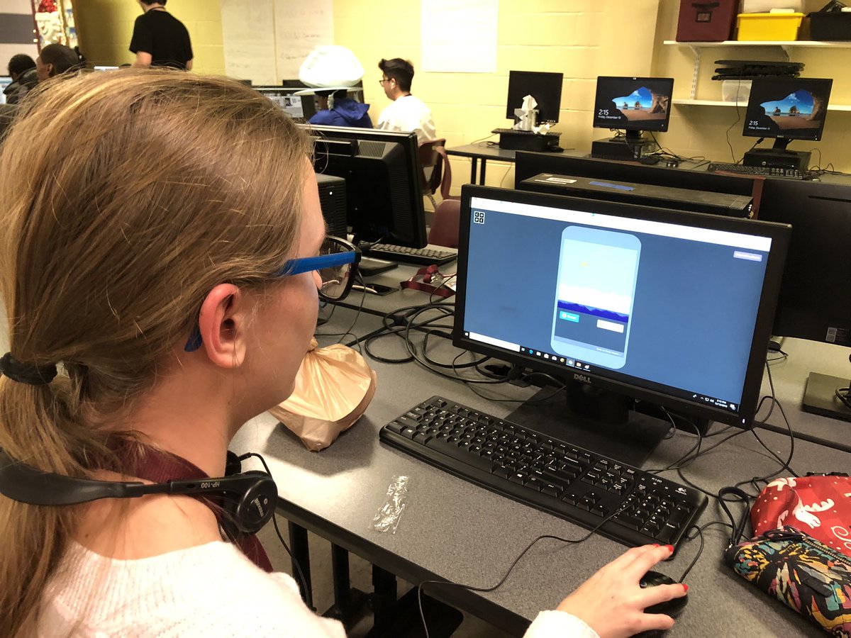 MzOutland's tweet image. Coding games using Scratch. #fcpshourofcode2019 #HourofCode2019 #hourofcode2019 #GirlsWhoCode #girlscancodetoo