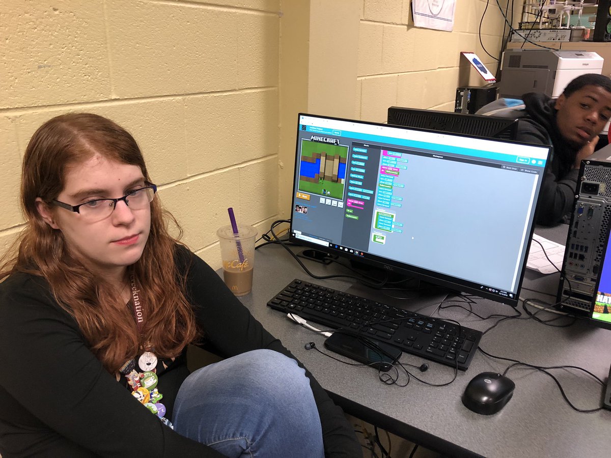 MzOutland's tweet image. Coding games using Scratch. #fcpshourofcode2019 #HourofCode2019 #hourofcode2019 #GirlsWhoCode #girlscancodetoo