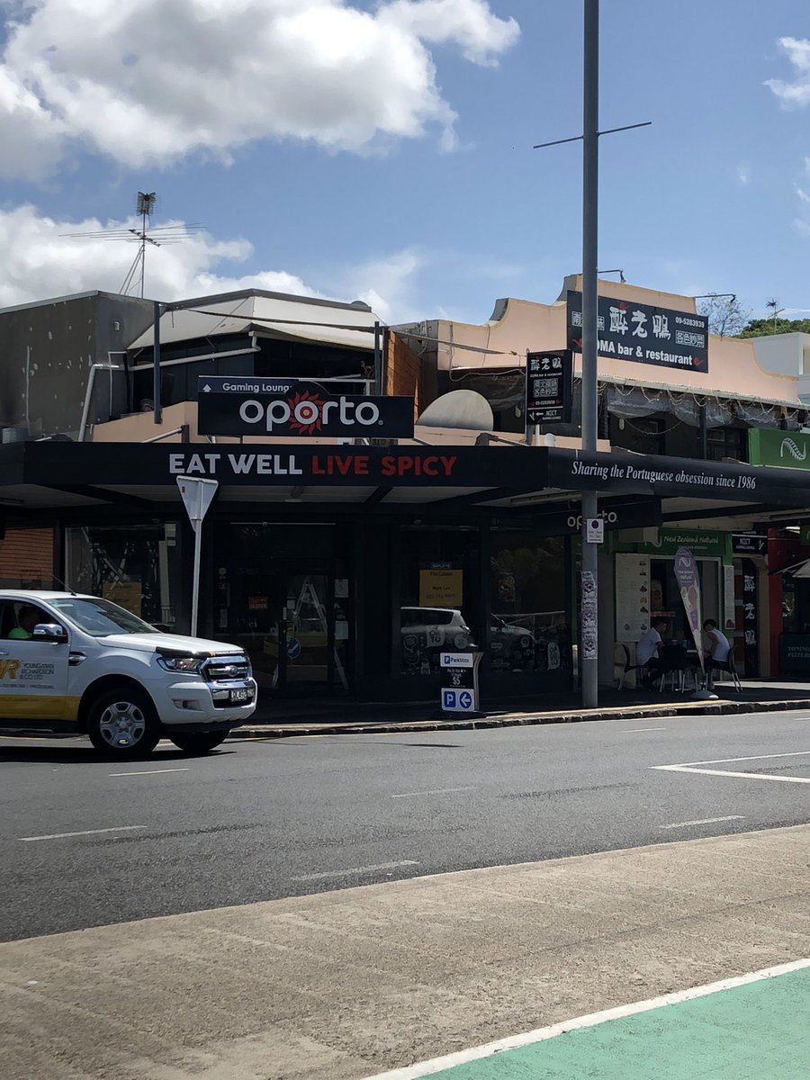 georgepainter's tweet photo. Had Felix opened a new restaurant in Auckland?! @gregjames @jimmy9 @felixwhite @MichaelVaughan @itsmattchin #tailendersoftheworlduniteandtakeover https://t.co/3mhZ1w5wLz