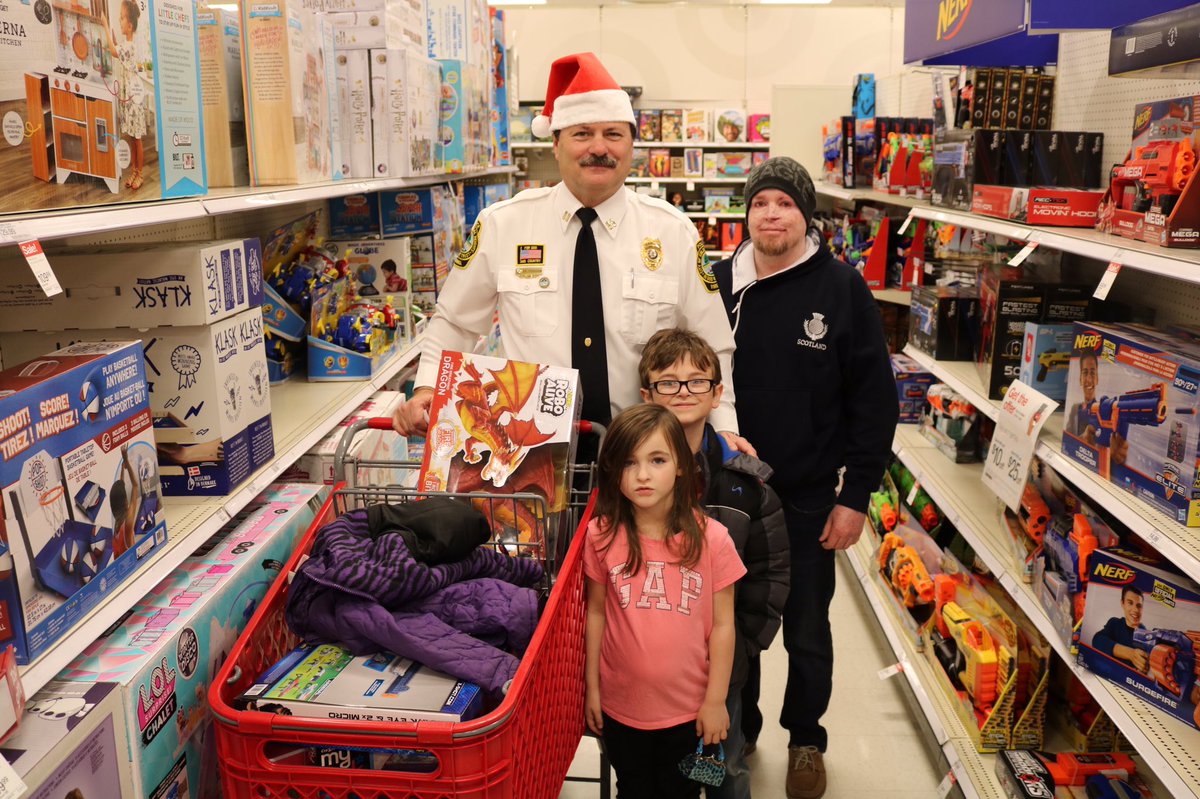 JonasGG497's tweet photo. What an amazing experience to host Hero’s and Helpers with Colonial Heights Police department. An astonishing feeling to bring joy to the kids of the community. https://t.co/ifs9QeypED
