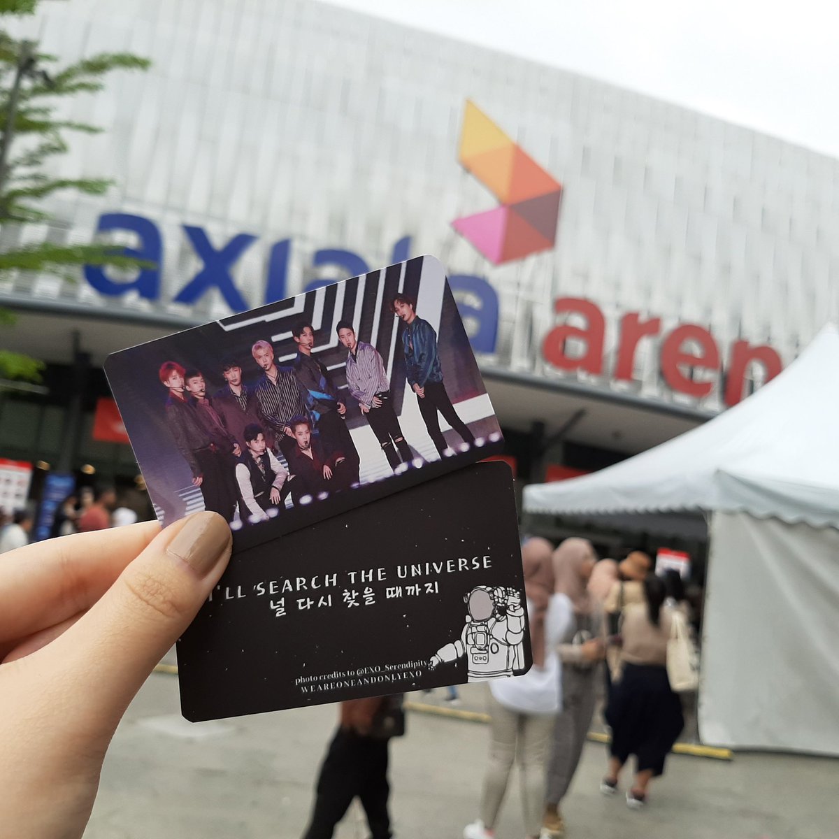 onenonlyexo_'s tweet photo. We're currently at here, opposite national aquatic centre near axiata arena sign. Admins are holding a green colour sehun slogan, blue colour suho slogan and a yellow colour chanyeol slogan. Do come and find us!!🥰❤ #EXplOrationInMY #EXplOrationInKL #EXplOrationInMalaysia https://t.co/7s9jHdC2js