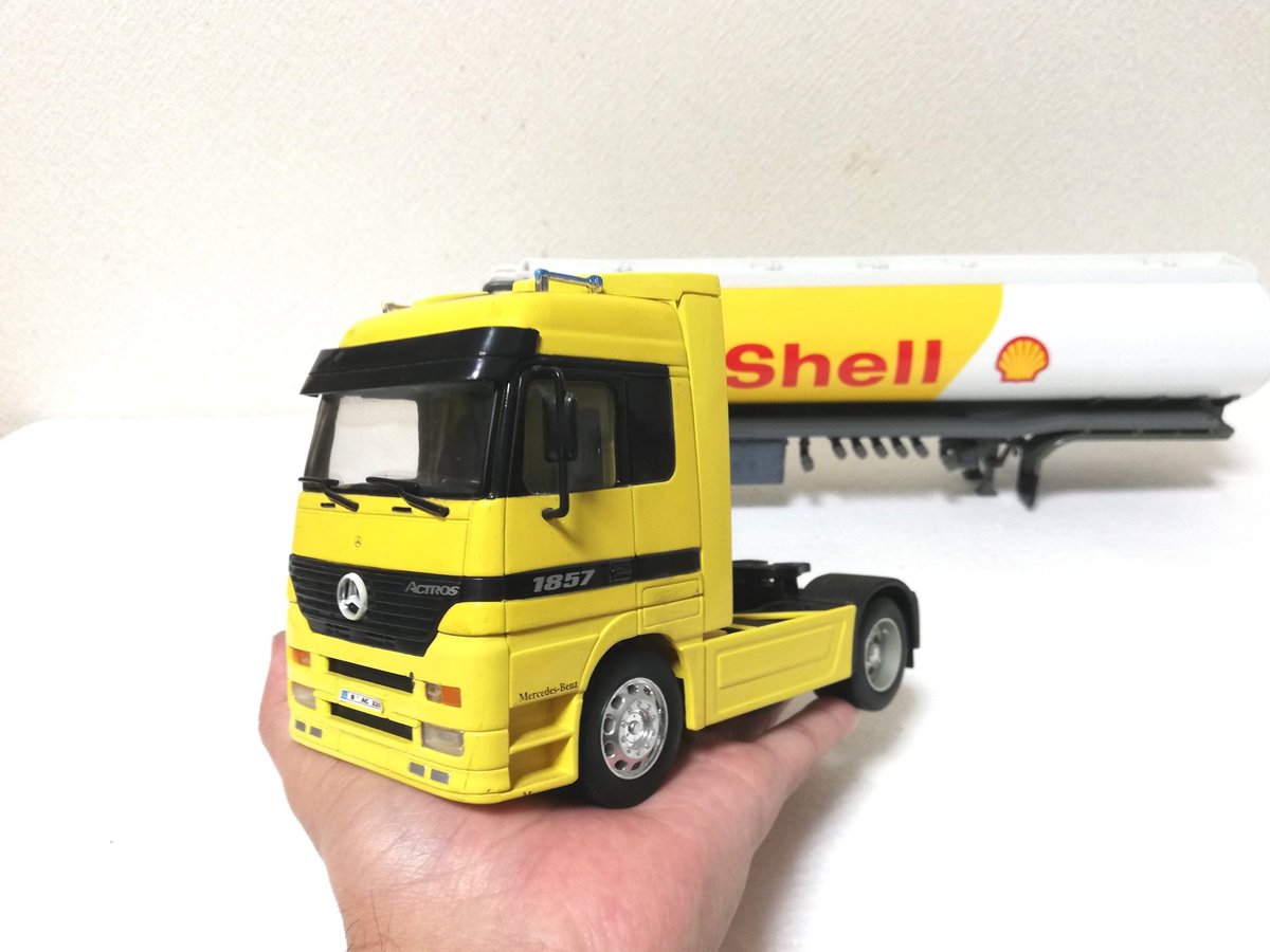 KUROCHIHA48's tweet photo. ガソリン満タン入りま~す⛽🚚
#トラック #トレーラー #タンクローリー #SheII #メルセデス・ベンツ #コレクション https://t.co/61lfYLaigM