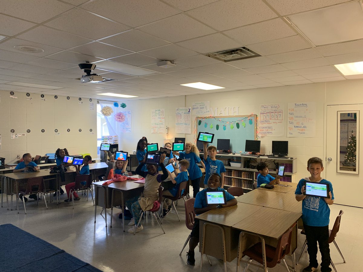 AlexBCole_'s tweet photo. We had so much fun during hour of code this afternoon!! #lpnolimits #brandonelementary #weriseaimhigh #brandonbears #HourofCode2019 https://t.co/l3jfkcmaWp
