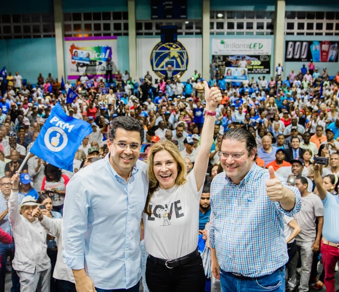 Con gran orgullo y llena de energía presenté hoy a mis compañeros de la coordinación de campaña. Trabajaremos juntos para llegar a la victoria y seguir con lo bueno en Santo Domingo, por amor y compromiso con nuestra ciudad.

#CarolinaAlcaldesaDN