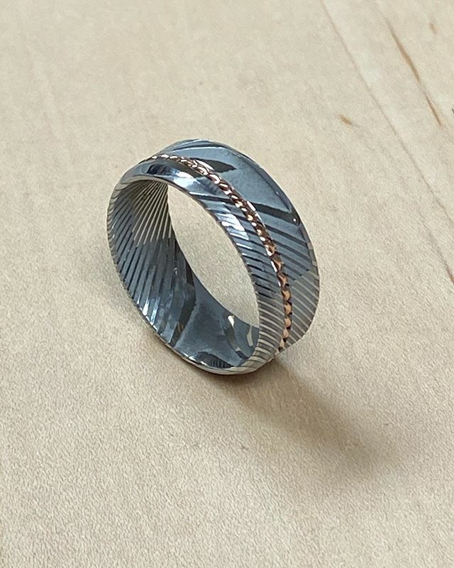 HeavyStoneRings's tweet photo. Today’s #customringoftheday is a damascus ring with a hand woven gold inlay. https://t.co/GWZ8RxE3a4 https://t.co/JC9OuqNvCm