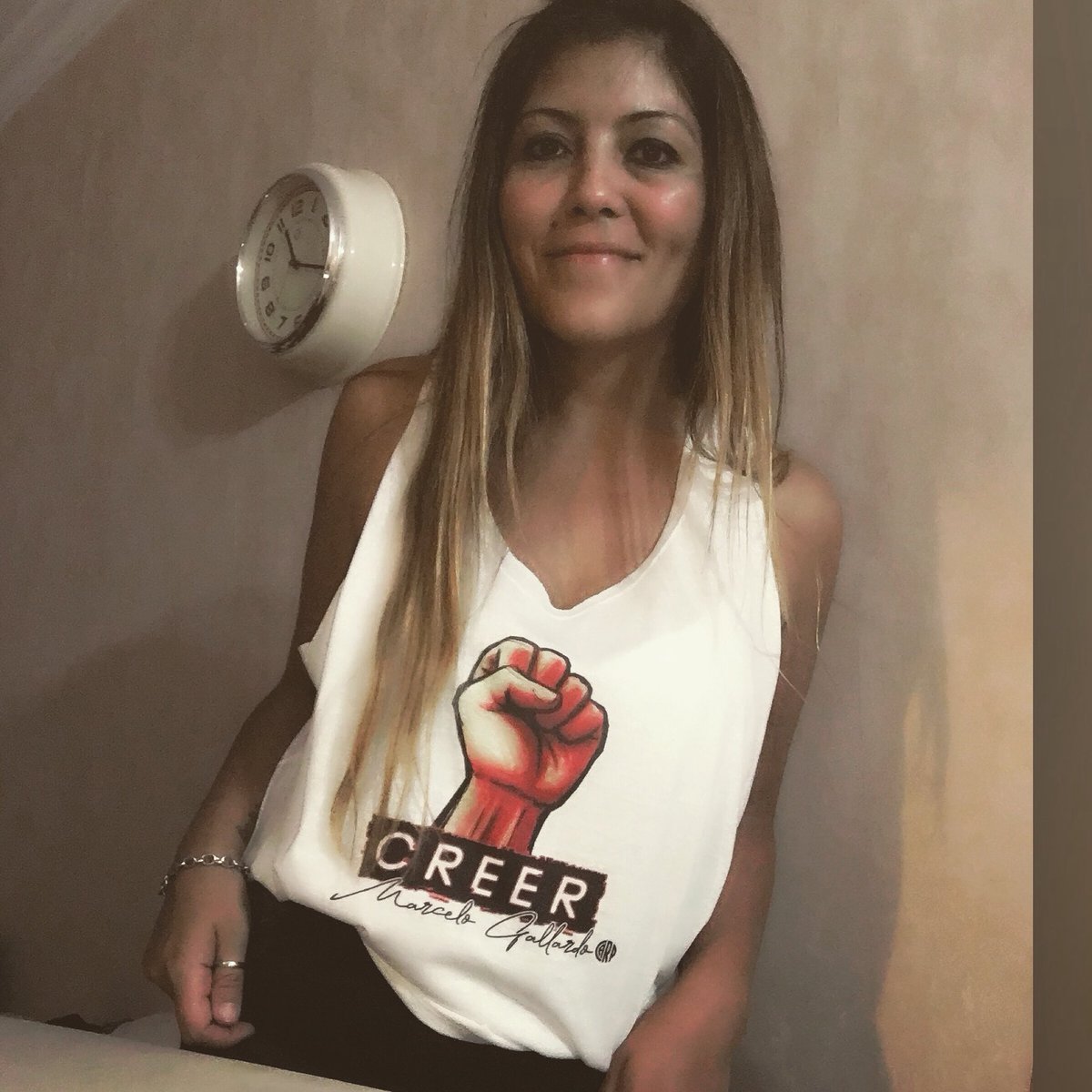 pachecogise's tweet photo. Con los puños en alto
deseando, al final, hacer la revolución
con una canción de amor.
#Muñecoooooo  
#NoTeQuedesConGanas
#Campeones
#QueSigaLaHistoria https://t.co/NyvfC0Q9dz