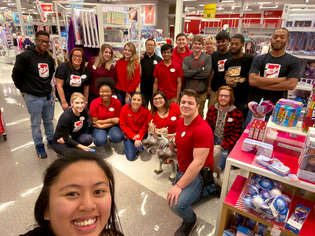 KassyRojas_'s tweet photo. Who’s ready to dominate Friday the 13th...T0866 is!!!!  #Dominate #closingteam #targetfam #DreamTeam https://t.co/px7n3Y0AzY