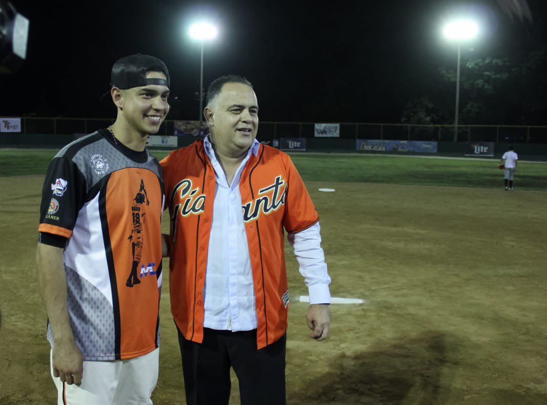 armandocalisps's tweet photo. Un gran honor el realizar, junto a @Mauriciodubon10, el primer lanzamiento del Quinto Torneo Abierto de #Slowpitch en el Diamante José Enrique Bonilla, a beneficio de la Fundación Hondureña para el Niño con Cáncer. Admirable gesto solidario de un #OrgulloSampedrano. #SPSMásHumana https://t.co/7O8qXl1F0V