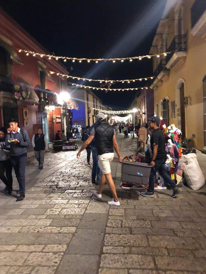 clubrotaractoax's tweet photo. Nuevamente salimos a las calles del centro histórico a compartir los alimentos con algunas personas que se encuentran en estado de vulnerabilidad, su sonrisa es nuestra recompensa.
¡les invitamos a qué se sumen! 🙃
#DarDeSiAntesDePensarSi ⚙️
#RotaryConectaAlMundo https://t.co/GFUwdEzERS