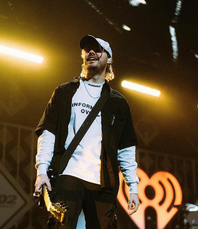 Michael5SOS's tweet image. information overload ☠️