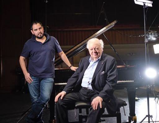 Delcroixx's tweet photo. Le pianiste #PhilippeEntremont, 85 ans, premier artiste vivant à enregistrer son hologramme https://t.co/stvkyTjbt0 via @Figaro_Culture https://t.co/8FnZbqghV6