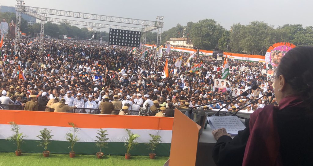rssurjewala's tweet photo. भारत बचाओ रैली, रामलीला ग्राउंड, दिल्ली।

श्रीमती सोनिया गांधी “आज देश के लिए कठोर संघर्ष करना है।किसान के लिए, युवाओं के लिए, ग़रीब के लिए, माताओं-बहनों-बच्चियों के लिए, दलितों-आदिवासियों के लिए संघर्ष करना है।” https://t.co/v1wvmR4RL3