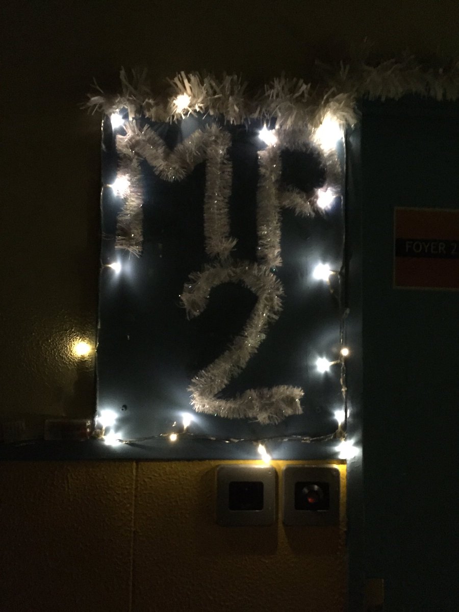 prepareims's tweet photo. « DS de Noël » en MP2, au lycée Clemenceau ✍️🎅 Où comment faire des maths en attendant de gagner (peut-être!) le concours du plus beau sapin du lycée (attention il s’agit bien d’une épreuve « officielle », c’est la tradition!)🤩🎡🎉 https://t.co/iblaPqYLd7