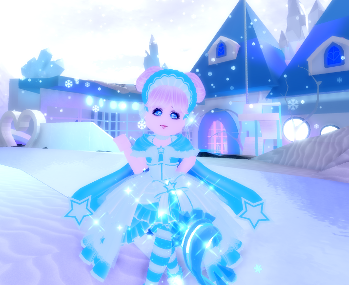 RoyaleAnny_'s tweet photo. OMG! The new suki set is so beautiful and elegant! Suki you are amazing! I love your creations so much! 
@yuuichi_zc @nightbarbie @ThEmArYgIrL2 @KateKa22 @DDOG_007 @launcelot92 
#royalehigh #rhwinter #rhchristmas https://t.co/y5JUthMmea