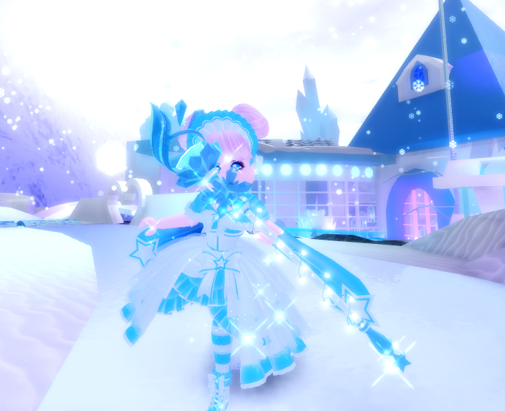 RoyaleAnny_'s tweet photo. OMG! The new suki set is so beautiful and elegant! Suki you are amazing! I love your creations so much! 
@yuuichi_zc @nightbarbie @ThEmArYgIrL2 @KateKa22 @DDOG_007 @launcelot92 
#royalehigh #rhwinter #rhchristmas https://t.co/y5JUthMmea