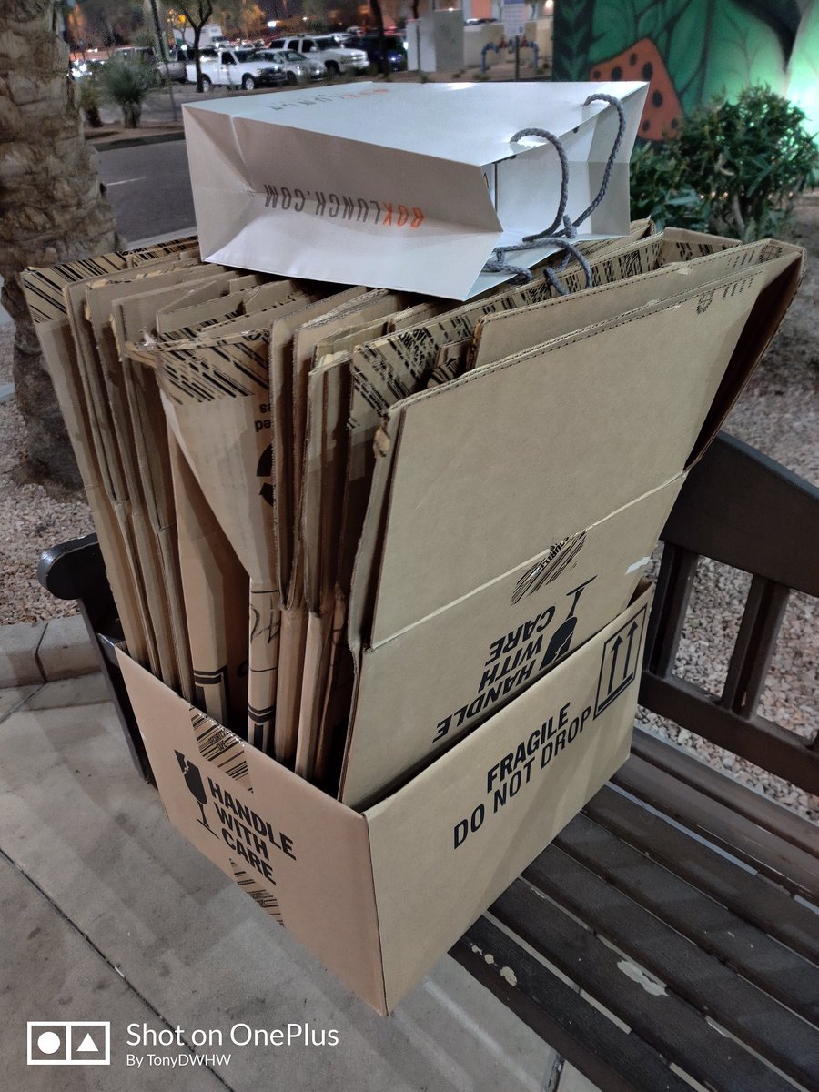 Verisim1litood's tweet image. Moving and this is what is necessary. #moving #boxesuponboxes #waitingonlyft #boxlunch