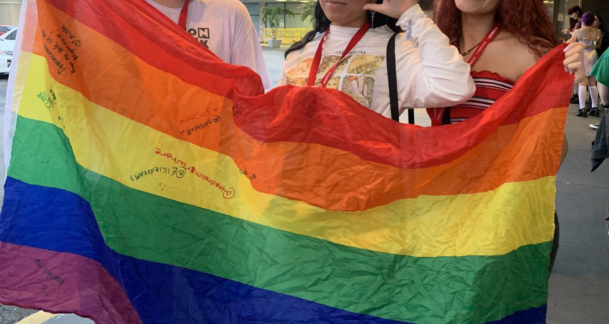 :  @elkiedreams: "ESTÁ DIFÍCIL DE VER MAS YOOHYEON PEGOU MINHA BANDEIRA GAY ESTOU TÃO FELIZ"