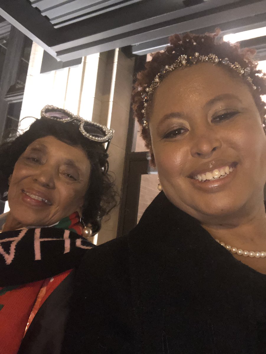 BradshawforTN's tweet photo. ‘Tis the season for holiday parties. It was a pleasure for Dr. Acey share her knowledge and well wishes. #bluewave2020 #FlipTheSenate #SenTN #ElectBlackWomen https://t.co/8gaJTuP8cK