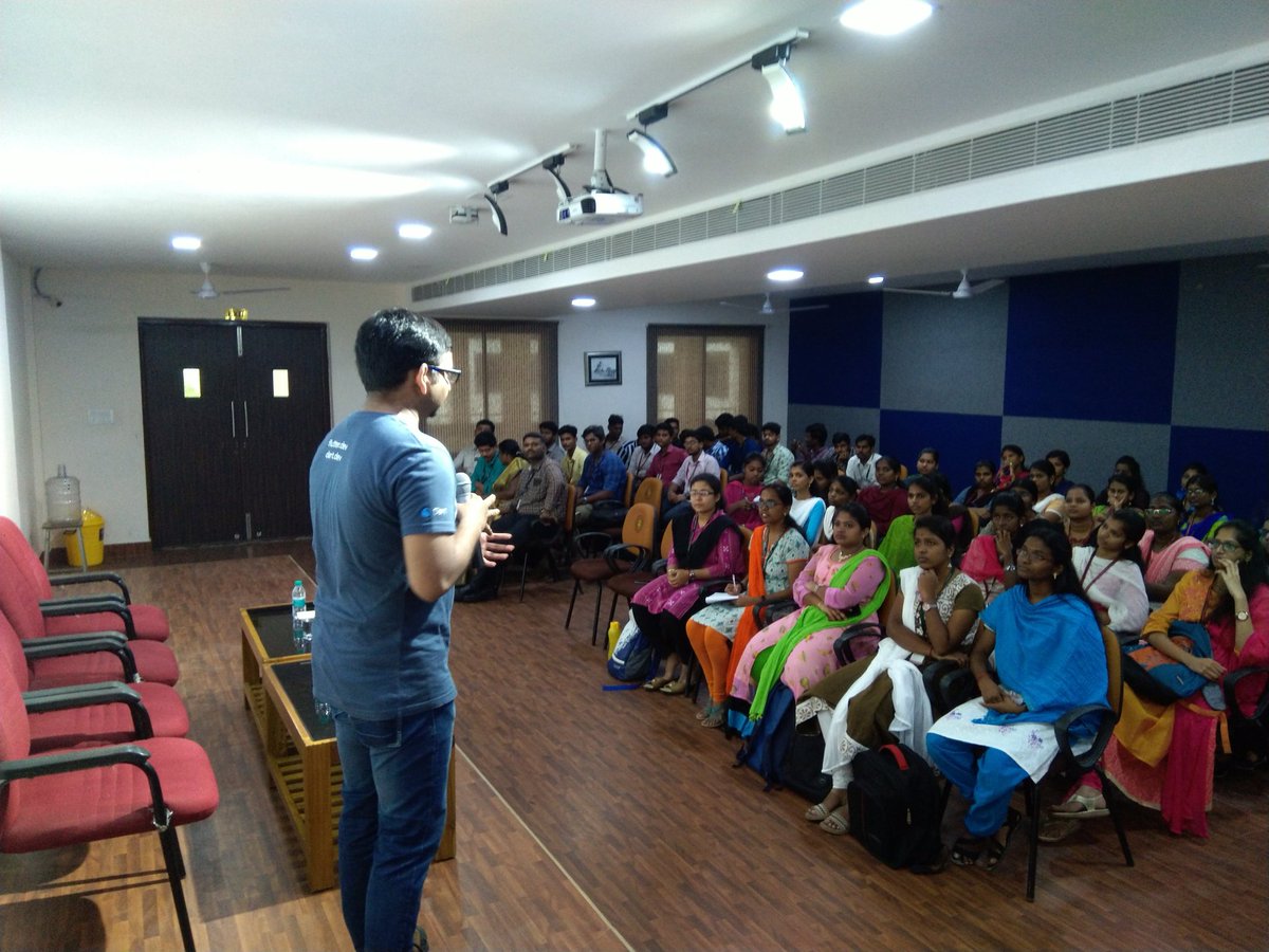 gdsc_hits's tweet image. "Do something daring in life" @dhuma1981
Kicked of #FlutterInteract Extended '19 with over 100 eager participants! #Chennai #FlutterWithDSCHITS