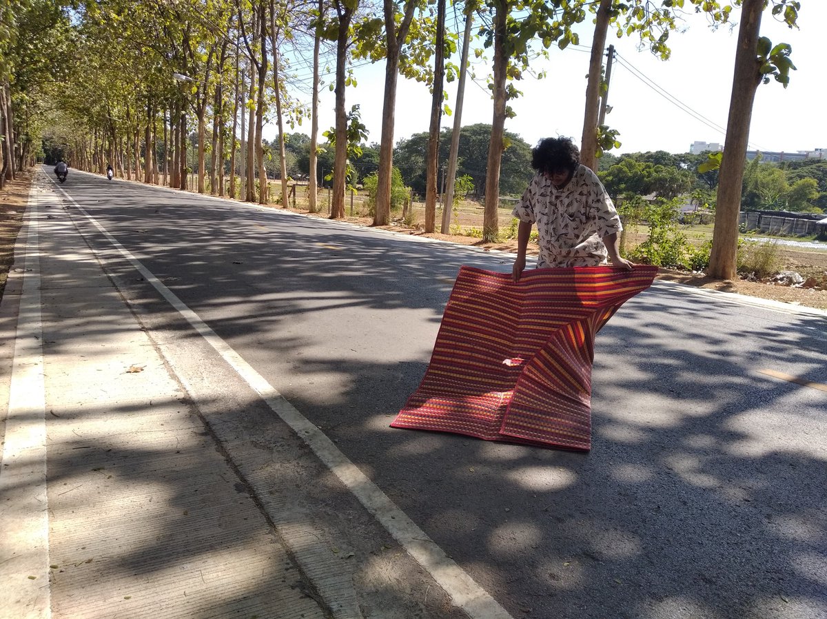 daodin_commoner's tweet image. ลงถนนแบบชาวเรา เป็นกำลังใจให้ผู้ชุมนุมที่ sky walk วันนี้
.
ร่วมกันส่งเสียงให้ผู้มีอำนาจ สนับสนุนในการแสดงออกอย่างมีเสรีภาพ ชุมนุมโดยสงบปราศจากอาวุธ
.
#Howtoลงถนน #กลัวที่ไหน #ไม่ถอยไม่ทน