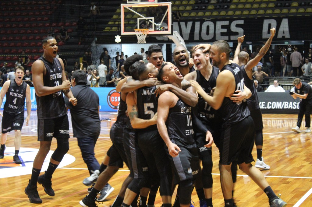 fermartinezlar's tweet photo. Volvió a ganar @Botafogo como visitante sobre @corinthiansbskt por 74 a 70, ganó la serie 2 a 1 y se consagró campeón de Liga Sudamericana #LSB2019, Caue Borges figura y MVP de las finales con 20 pts, 5 asist, 4 reb, 2 rec https://t.co/5iLyqWMfoh