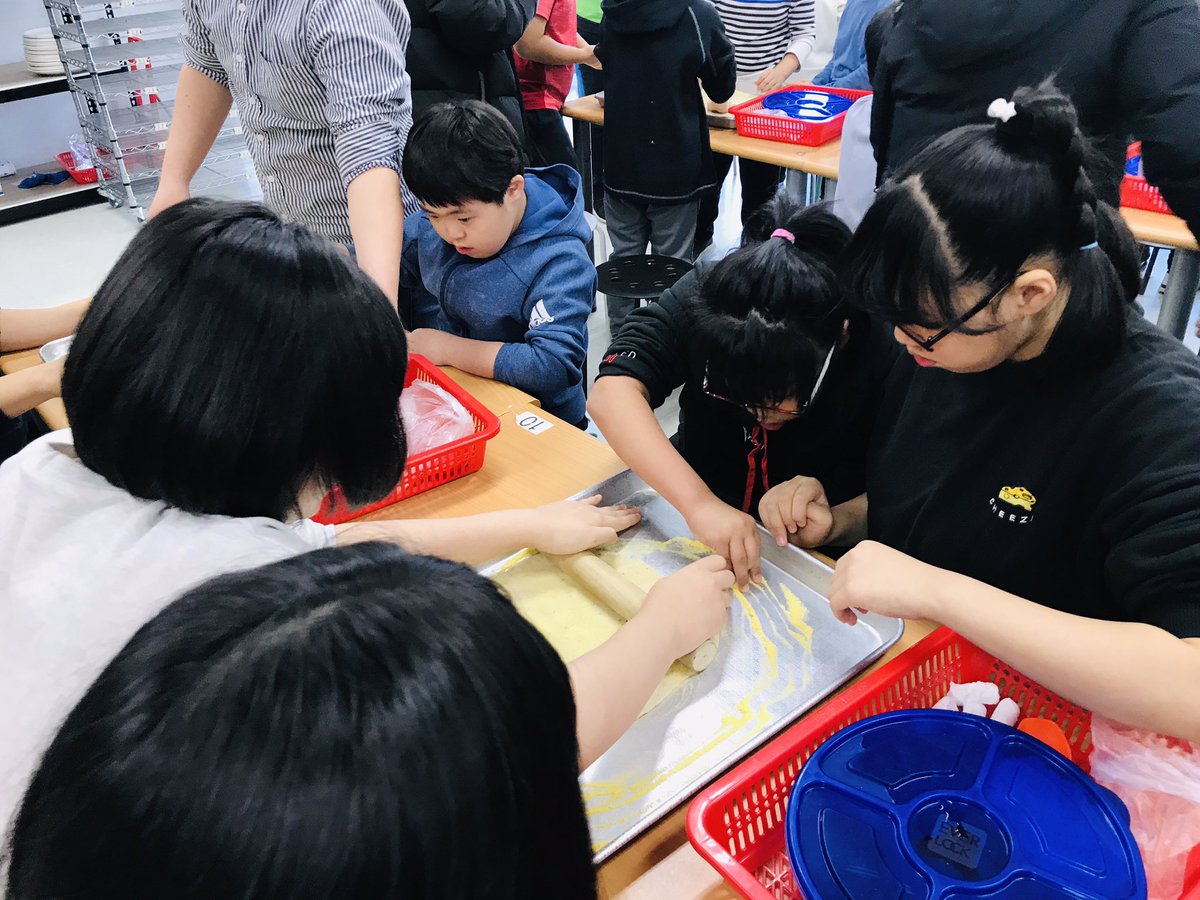 #성남시청소년재단 (대표이사 진미석) 
#중원청소년수련관 #방과후아카데미
#주말전문체험미래꿈잡기 마지막 프로그램이
진행 중입니다.
1년간의 진로직업체험 프로그램을 통해
징검다리 청소년 모두 한단계 성장 할 수 있는
보람찬 시간이었습니다👏