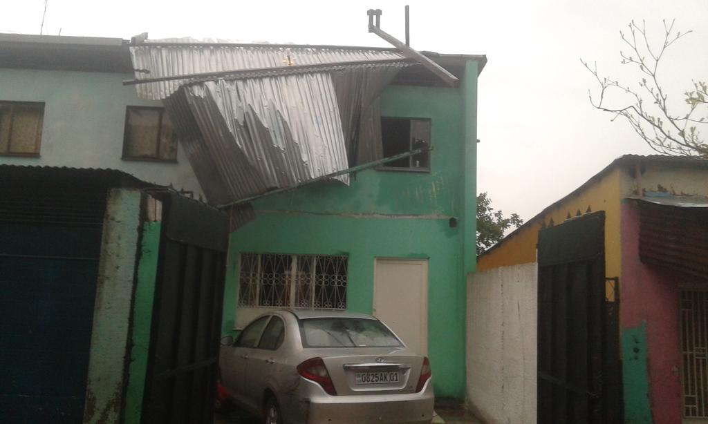MuambaCoco's tweet photo. Le vent violent de la pluie de cette nuit a détruit complètement tous les tôles et la charpente de la véranda chez moi à Bandal. https://t.co/Zjn2MzO3K6